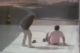 国外恶搞，在路上刷满万能胶，来一个倒一个，笑喷了！视频封面