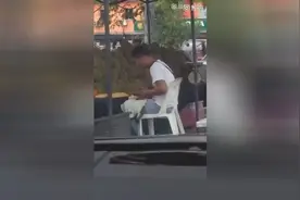 丧心病狂！监拍街边小贩往每个切开的水果上吐口水后再包装！视频封面