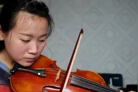 小提琴演奏，李建歌手的《贝加尔湖畔》图片