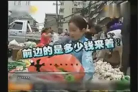 小女孩年纪轻轻帮父亲做生意，找钱算账很聪明，真懂事！图片