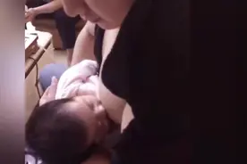超萌可爱宝宝，竟然吸爸爸的奶，笑死我了！视频封面
