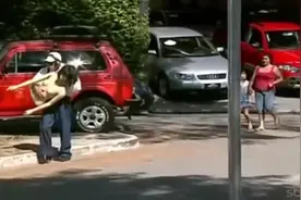 街头假人恶作剧，路人走近后变成了真人，瞬间吓懵了！图片