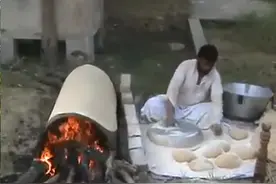 印度人做饼，果然和我们不一样，这么大一块，一个人绝对吃不完图片