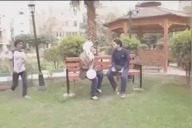 小伙在街头对路人用损招，这样的追上肯定被打死！不过我笑了！图片