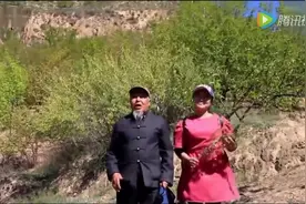 陕北老汉与少妇在山坡坡上演唱《羊肚子手巾三道道兰》老汉想干吗图片