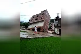一场雨，把信宜一栋房子冲走，实录新建百年大楼倒下全过程。图片