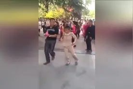 河南一公园广场上大妈跳舞学鸡叫，绝对的专业的灵魂舞者视频封面