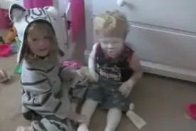 两宝贝家中玩耍，姐姐开心的给弟弟做妈妈的面膜，心疼啊图片