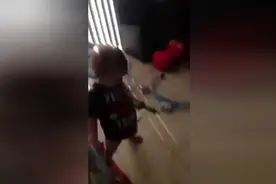 妈妈怀孕挺着大肚子，爸爸让小宝宝学妈妈，笑疯了！图片