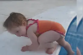 不是说好一起跳水的吗？这小女孩竟然这么心机，笑死我了！图片