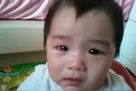 妈妈对着宝宝学羊叫，宝宝都快哭了还一直不停，好心痛！图片