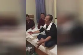 陕北几个光棍汉在一起唱酸曲《大拜年》太酸 太局劲！图片