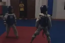 跆拳道实战小萝莉一分钟10个下劈狂虐男生图片