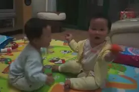 龙凤胎抢橘子，妹妹一直逗哥哥，让人笑翻了图片
