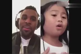 中国小女孩网上连麦外国歌手，一起互飙歌曲，这歌唱的真好！图片