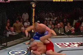 一拳打晕击倒！亚洲散打王爆头KO对手倒地不起图片