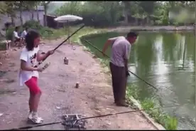 小女孩钓鱼的处女秀，竟钓得如此轻松...图片