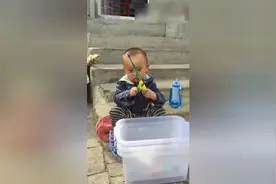 小男孩学习这样牛逼的钓鱼技巧，你爸爸知道嘛？图片