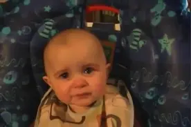 妈妈给小宝宝唱歌，宝宝的反应让人心疼，心都被融化了！图片