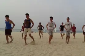 一群小年轻沙滩齐跳鬼步舞《seve》，根本停不下来！图片