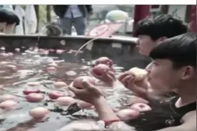 奇葩温泉水果浴 苹果连泡带吃视频封面