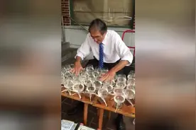 老人家用酒杯演奏的兰花草很好听，服了！