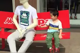 假人模特太逼真，吓到了乖宝贝图片