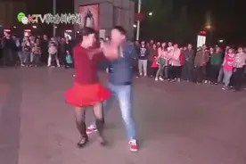 这对小夫妻跳的这段广场舞，即便闭上眼睛听音乐，都令人着迷