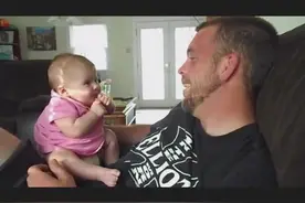 爸爸教2个月宝宝学说话，接下来一幕让爸爸兴奋异常！图片