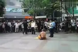 东门一少林武僧东门表演气功，20多个城管不敢上前只敢赶走看客视频封面