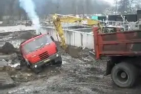 大货车遭遇陷车，挖掘机和同行大货车赶来帮忙，看是怎么救援的吧图片