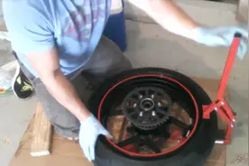 无扒胎机换大排量摩托车宽胎方法1视频封面