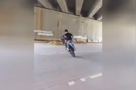 儿子要买摩托车，我让他看了这段视频后，他果断放弃了图片
