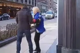 老太太大街上突遇强风之后视频封面