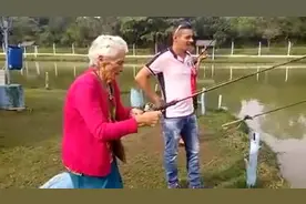 老奶奶都快站不稳了，竟然拿着鱼竿钓上一条大鱼图片