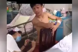 害怕打针的逗比时刻合集，拽都拽不住，表情太夸张，看一次笑一次图片