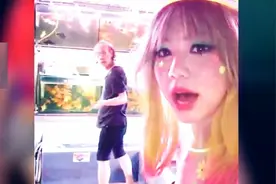 邓紫棋造型又有新突破 变身萤光金鱼吓到路人图片