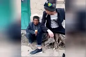 这位大爷真是深藏不露啊，吓得小伙子拿大刀帮忙削苹果图片