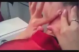 女子颈部长了一个疮，各种挤压终于出来了！爽！视频封面
