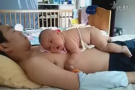 3个月小宝宝最爱的游戏：趴爸爸大肚子上不停的动来动去图片