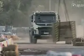 小女孩玩遥控汽车太厉害，最后直接遥控超大卡车，这也行啊图片