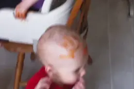 会玩的姐姐把弟弟当成洋娃娃玩耍，可怜的弟弟竟然这么配合！图片