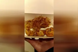 章鱼小丸子上面的配料为什么会动？就像活脱脱的生命，求科普！视频封面