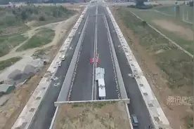 航拍河南首条穿湖隧道挖通 最深7层楼高图片