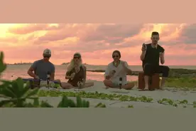 Shake一边玩着手中的乐器，一边优美地和声