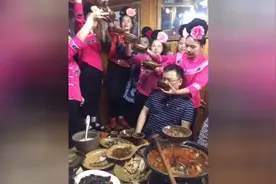 饭店喝酒最高待遇，8个美女帮你喝，这叫高山流水！千户苗寨图片