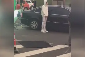 王源尽显绅士风范，主动为女士开车门图片