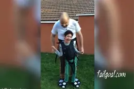 父爱爆棚！爸爸将残疾儿子绑身上 用助行器圆其足球梦图片