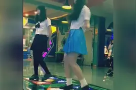 电玩城里2个水手校服美少女一起玩跳舞机，太养眼视频封面