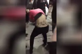 两美女街头大战 撕衣扯发好激烈图片